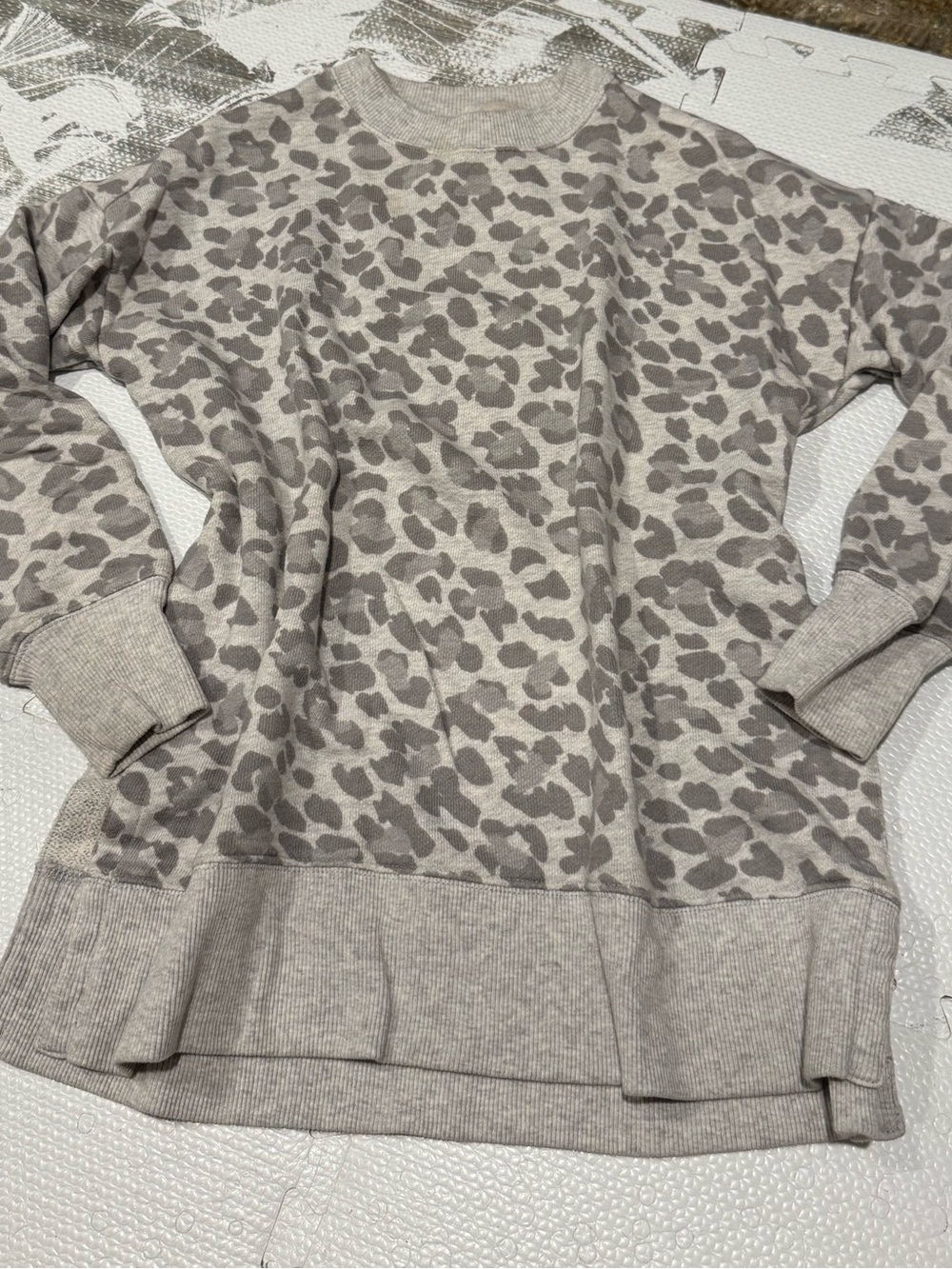 aerie two-tone gray leopard Cozy Fleece Pullover sweatshirt with side slits